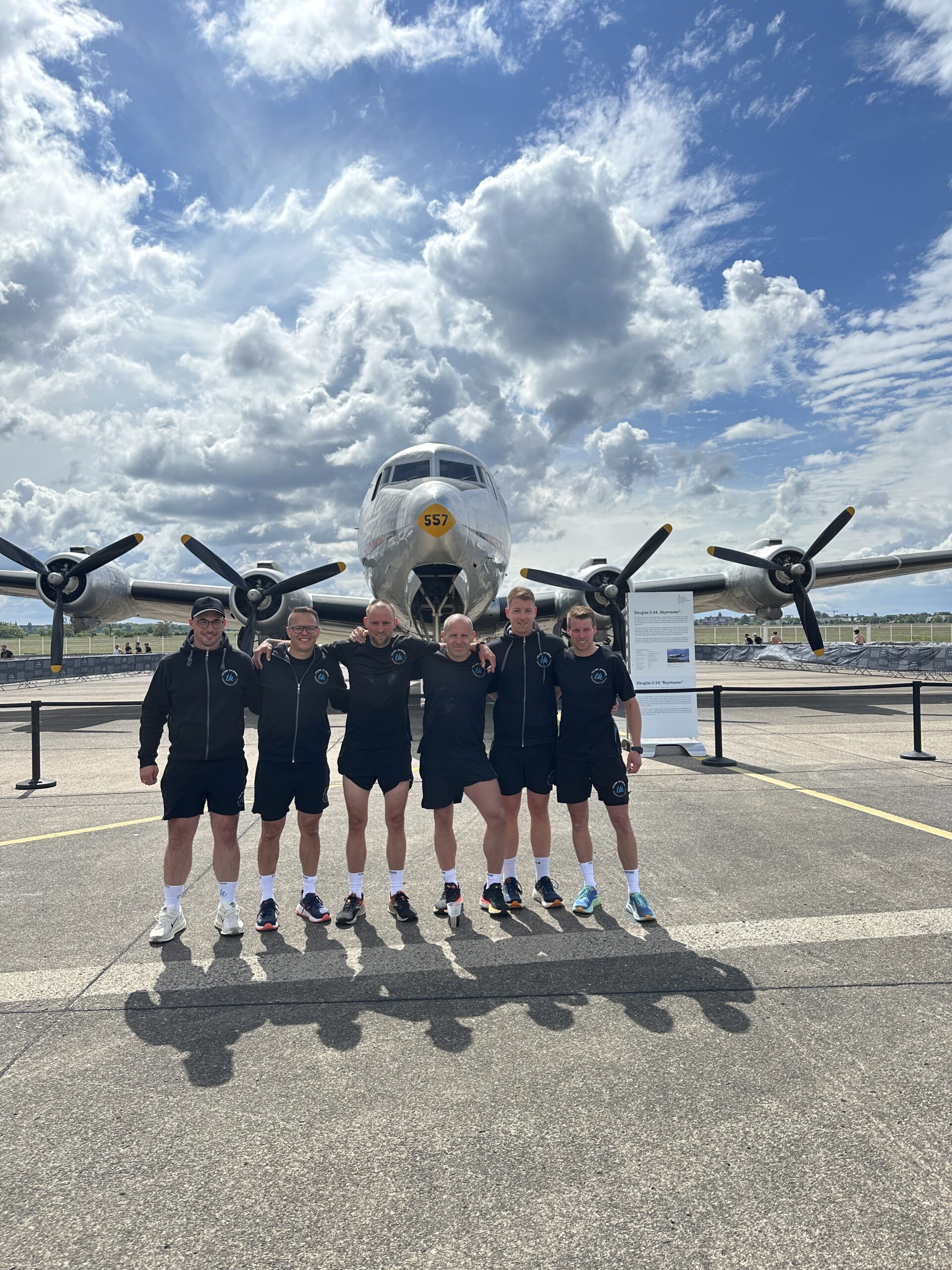 TEAM-HYBRID-Team vor einem historischen Douglas C-54 Skymaster (Rosinenbomber) auf dem Tempelhofer Feld beim HYROX Berlin 2025