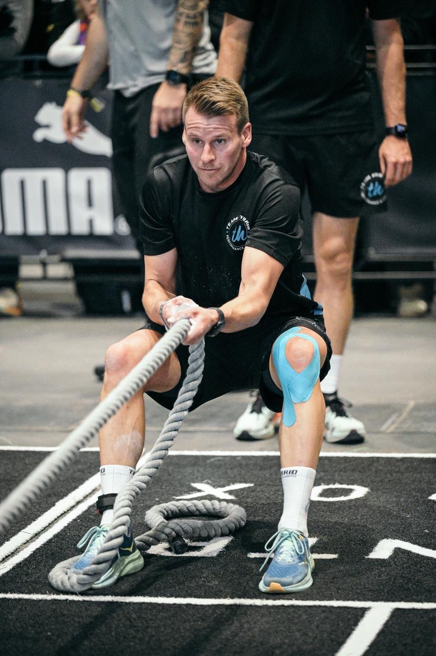 TEAM-HYBRID-Athlet beim Sled Pull in der Hamburg Messe beim HYROX Hamburg 2025
