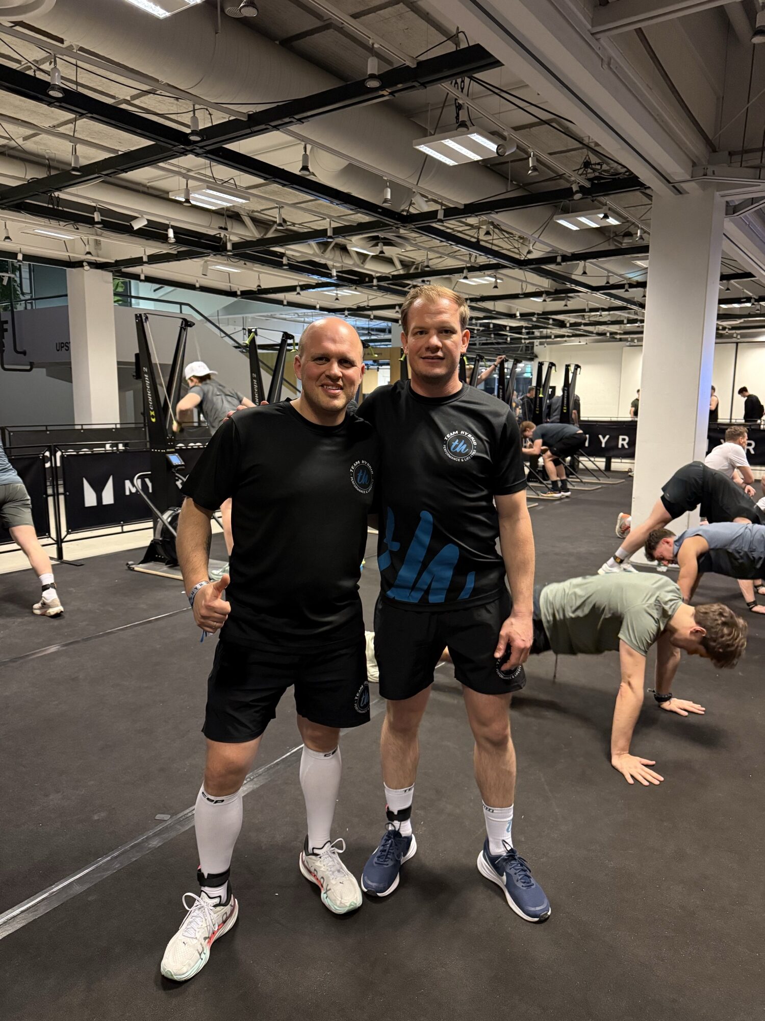Zwei TEAM-HYBRID-Athleten im Aufwärmbereich beim HYROX Kopenhagen 2026 im Bella Center