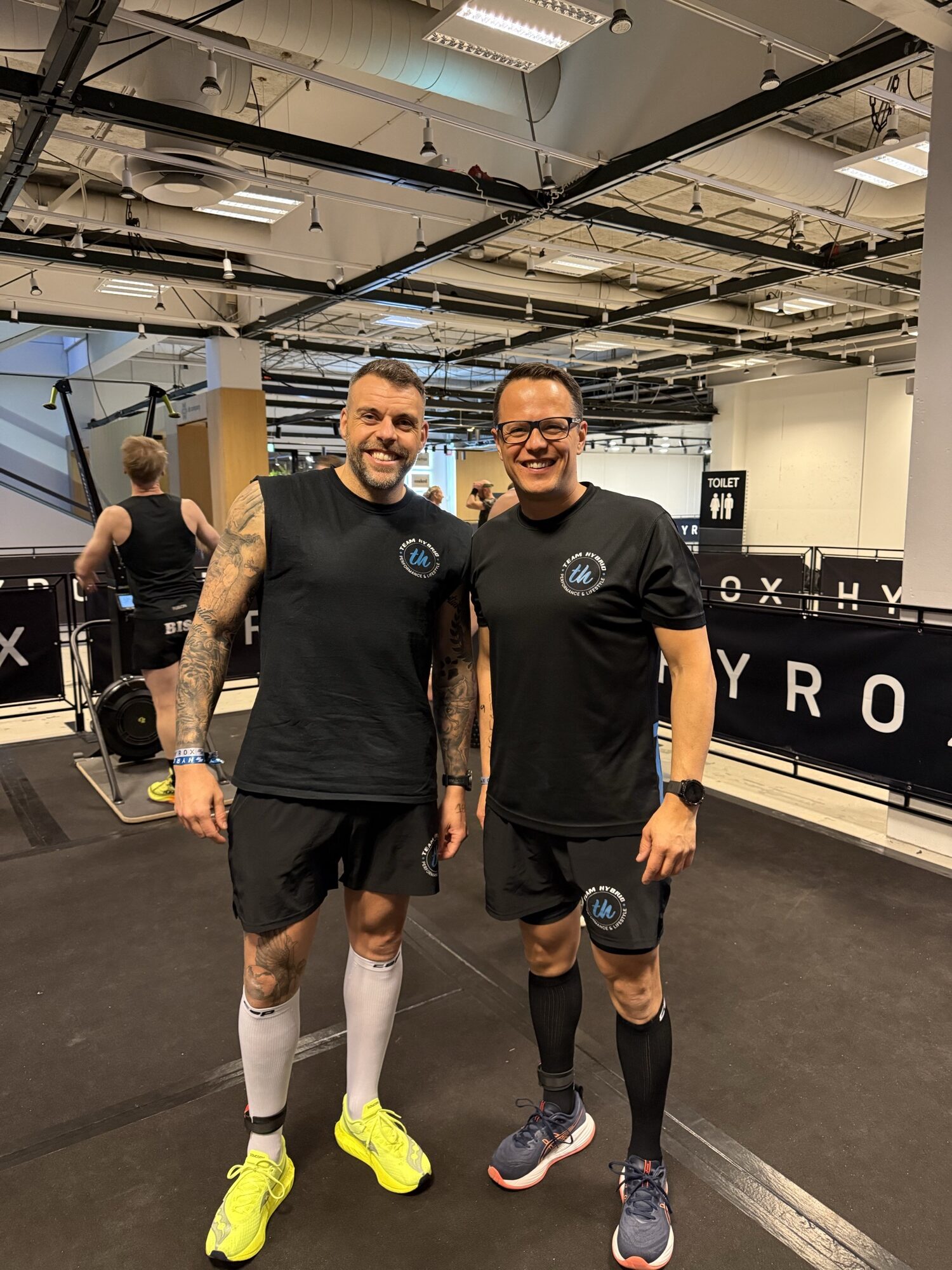 Zwei TEAM-HYBRID-Athleten in der Wettkampfhalle beim HYROX Kopenhagen 2026 im Bella Center