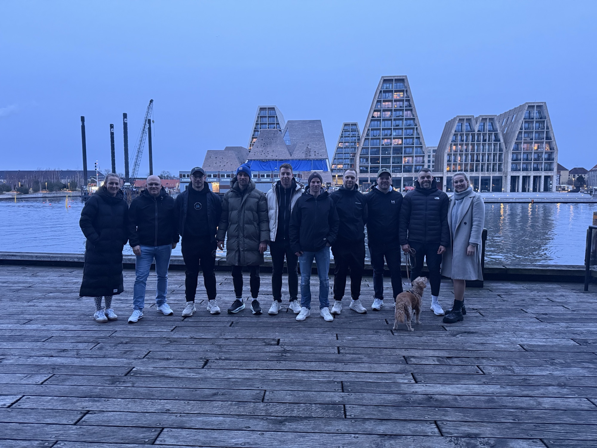 TEAM HYBRID am Kopenhagener Hafen vor moderner Architektur beim HYROX Kopenhagen 2026