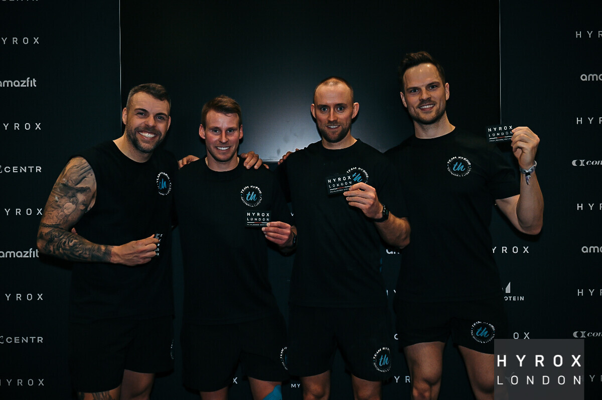 Die vier Athleten des TEAM-HYBRID-Men-Relays mit ihren HYROX-London-Finisherkarten beim HYROX London 2025 im ExCeL London