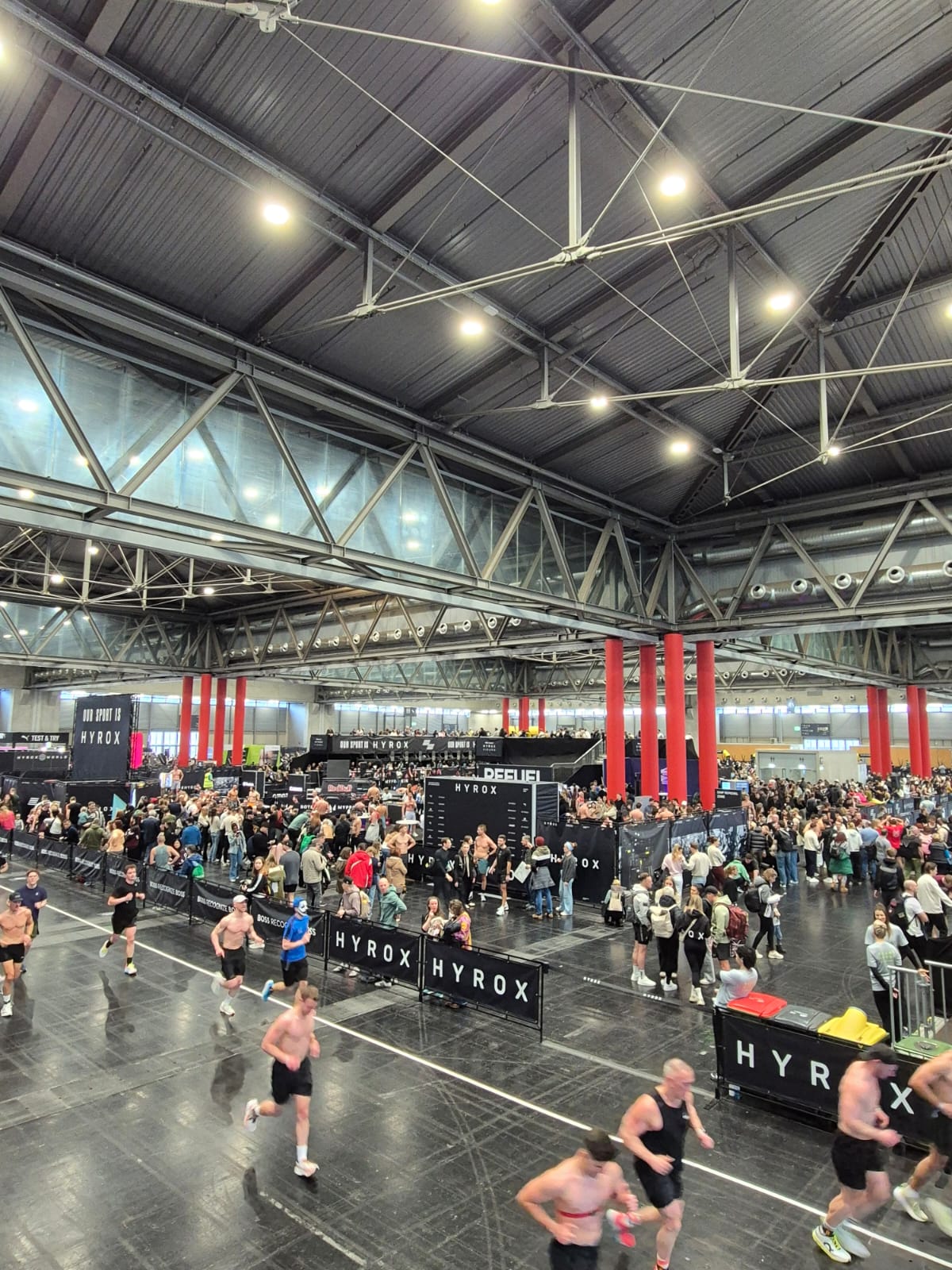 Wettkampfhalle beim HYROX Wien 2026 in der Messe Wien mit Läufern auf der Strecke