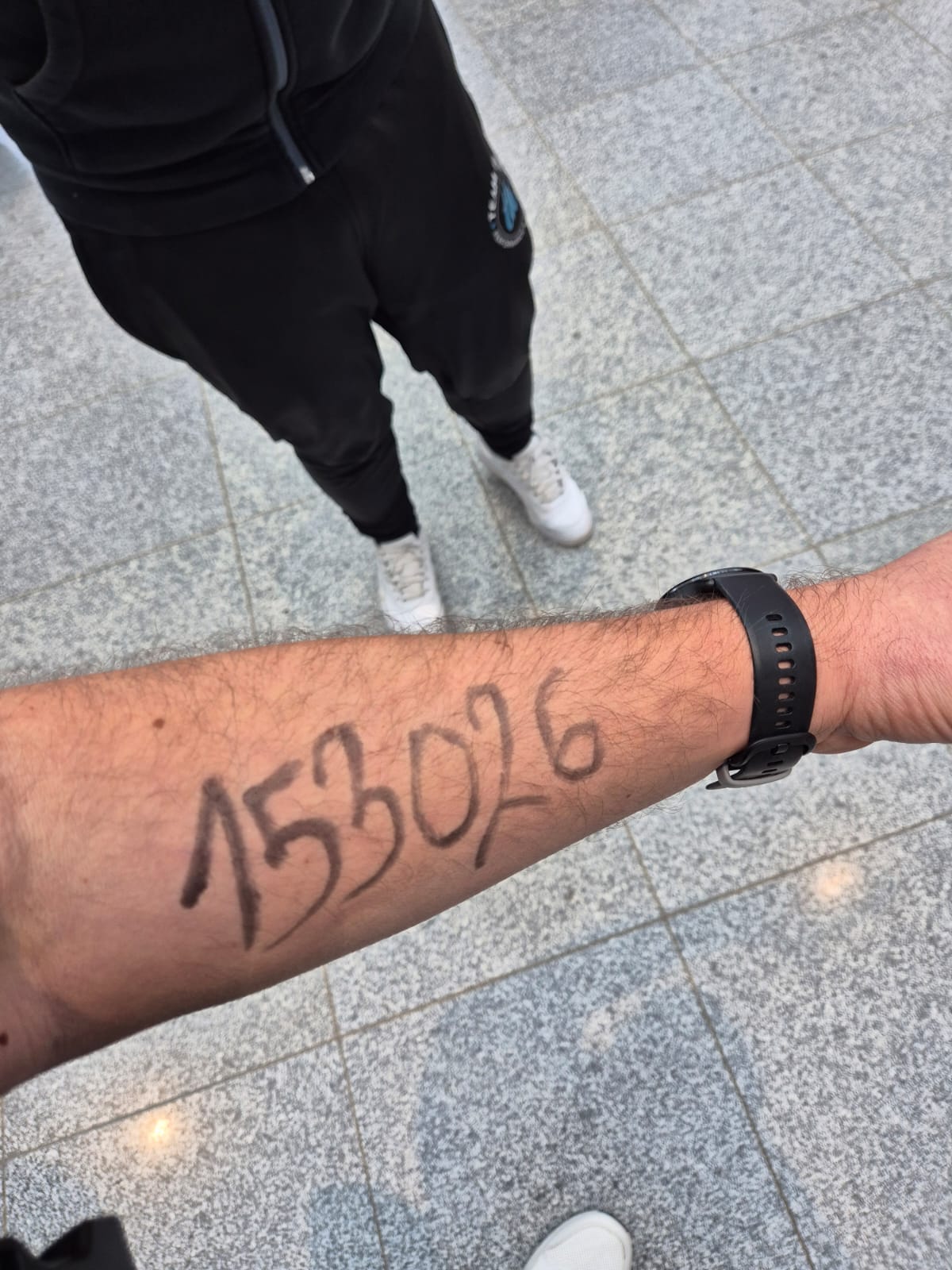 Auf den Unterarm geschriebene Startnummer beim HYROX Wien 2026
